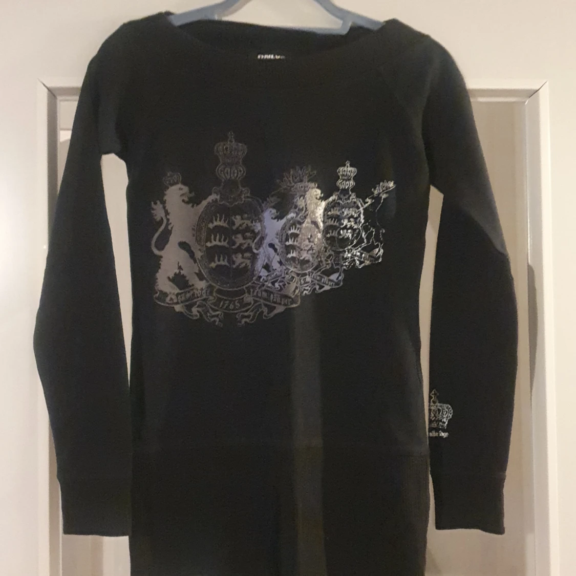 Svart långärmad tröja med silvertryck