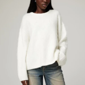 Vit fluffig tröja - Supermysig vit tröja som passar perfekt nu till höst och vinter! Den är helt slutsåld i XS och nypris är 699kr😊 Den är nästintill oanvänd så säljer då den inte används! Snarlik den populära slutsålda tröjan från hm! 