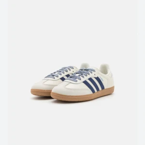 Addidas samba - Säljer dessa unika addidas samba med två olika skosnören. Sparsamt använda och i fint skick!  Köpta för 1349:-