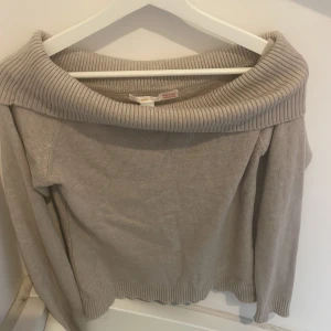 Off shoulder tröja - Jättefin Off shoulder tröja från Gina tricot. Den är väldigt mjuk och inte den stickiga versionen. Den är i nyskick och inte det minsta nopprig. Använd en ggn. Säljer pga att den inte kommer till användning, köpt för 250 säljer för 190💗