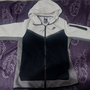 Nike tech  - Nike tech zipup hoodie, skön hoodie inför våren och passar storlek M/L