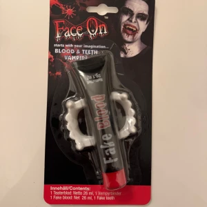 Vampyr kit  - Face On Vampire Blood & Teeth kit med fejkblod och vampyrtänder. Perfekt för Halloween eller maskerader. Innehåller en tub med 26 ml fejkblod och ett par vita plasttänder. Skapa en skrämmande vampyrlook enkelt! (Oanvänd och oöppnad!)