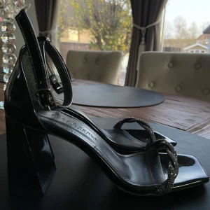 Svarta lack klackar  - Väldigt fina svarta lack klackskor med små silver diamanter. Dem är i väldigt bra skick då använda två gånger pågrund av storlek💞