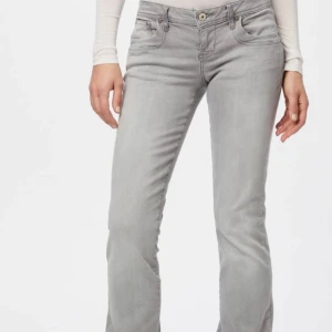 Grå bootcut jeans - Säljer ett par snygga grå bootcut jeans i mycket bra skick. Från Ltb i modellen valerie