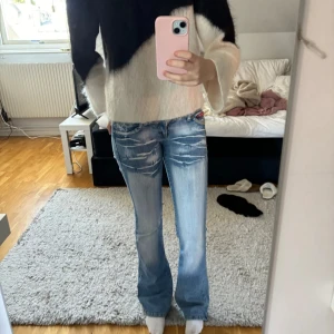Lågmidjade jeans - Säljer dessa så snygga jeans med två defekter - dem är sönder där nere se bild 4 då de varit förlånga så man gått på dem - en av 2 knappar är borta men inget som märkes eller gör något problem o stänga utan mer kanske utsendemäsig Andvän gärna köp nu