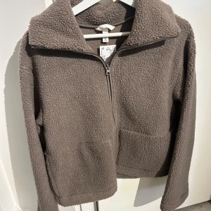 Pilejacka - Den populära pilejackan från h&m i den bruna färgen! Helt oanvänd med prislappen kvar💕 strl M