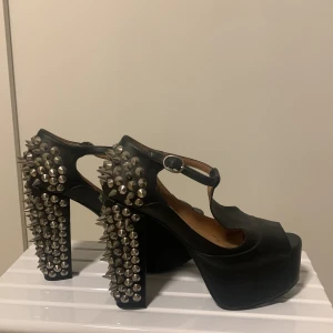 Svarta platåskor med nitar - Ett par svarta platåskor med nitar från jeffery campbell orginalpris runt 1800kr storlek 37 priset kan diskuteras