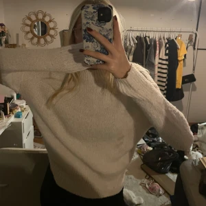 vit stickad tröja - Mysig vit stickad tröja i mycket bra skick. Perfekt för höst och vinter med sin varma och bekväma passform. Tröjan har långa ärmar och en klassisk design som passar till det mesta. Perfekt för att hålla sig varm och stilren under kyliga dagar.