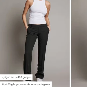Bikbok kostymbyxor - Säljer dessa då jag köpt högmidjade, använt max 4 gånger. Storlek 36, medelmidjade men lutar sig mer åt lågmidjade hållet. 