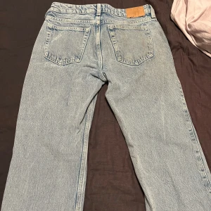 Weekday Jeans - Snygga low waist jeans från Weekday i modellen Arrow😍Knappt använts eftersom de tyvärr är för små för mig.  Storlek: W25 L30 Nypris:590kr