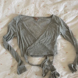 Omlottopp helt ny - Säljer då den var lite liten för mig. Snarare strl S-XS. Aldrig använd