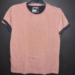 Rostfärgade t-shirt från Provogue - Säljer en snygg Rostfärgad t-shirt från Provogue i storlek L. Den är kortärmad och har svarta kanter vid ärmslut och hals. 