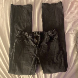 Svarta slit flare jeans - Säljer ett par svarta slit flare jeans från Bailey i storlek 158. De har en snygg flare-stil med slitsdetaljer och är perfekta för både vardag och fest. Jeansen har en dragkedja och knappar framtill. Passar perfekt till höst- och vintergarderoben! Skriv för mer bilder och information 💞