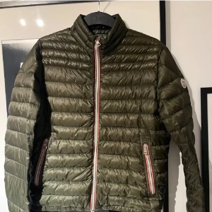 Moncler Daniel Guibbotto - En stilren olivfärgad Moncler Daniel Guibbotto jacka perfekt inför höst/vinter. Storlek 2 alltså motsvarar M/S passar bra på längden 170-180 skulle jag säga . Finns som sagt ett lagat hål bak på ryggen. Har några defekter därav priset. SJÄLVKLART ÄKTA! Mvh Nordic💙
