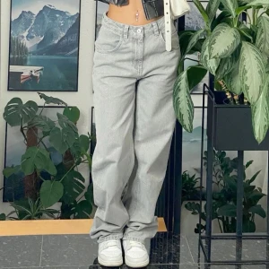 grå straight leg jeans - säljer pga ångrat köp🩶 