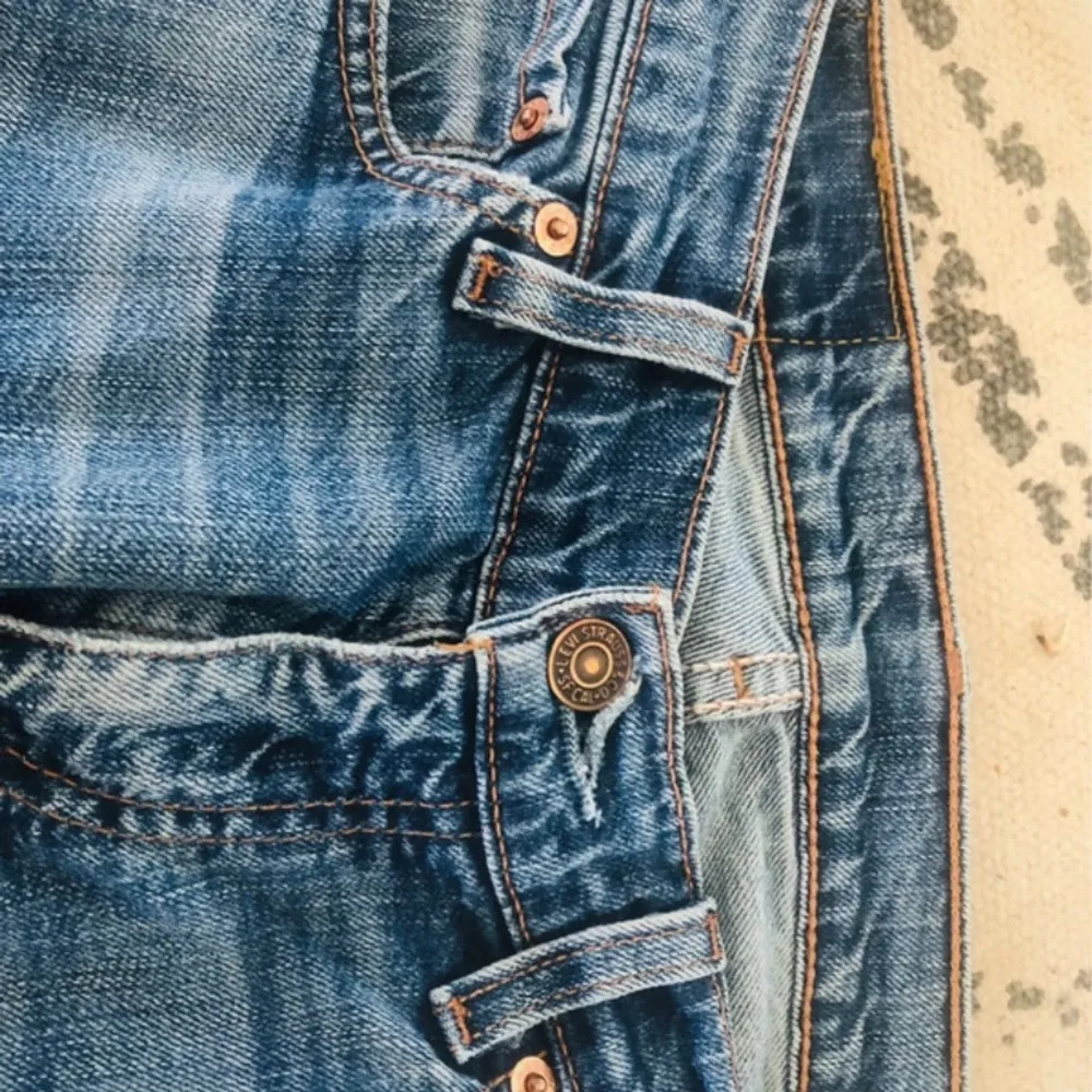 Jättesnygga och fina jeans från Levis. Jag beställde dem från Vinted men de är tyvärr för små så nu säljer jag vidare. Skulle nog säga att de är storlek S/ 36. De är i väldigt bra kvalité och mycket trendiga just nu. (Lånade bilder) Som man kan se är. Jeans & Byxor.