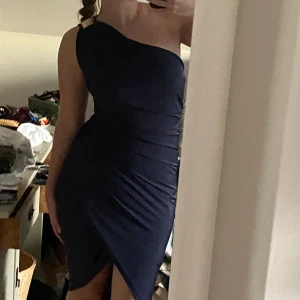 Klänning - Finaste one shoulder klänningen i silkigt material från forever unique. Väldigt elegant och sitter så fint på!