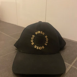 Svart Hugo boss keps  - Svart Hugo boss keps! Nypris 699. Skick 9 av 10. Använd fåtal gånger! Storlek one Size. Bara att skriva ifall ni har frågor! 