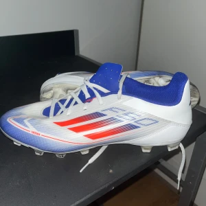 F50 fotbollsskor - Säljer för att dom inte passa min modell, använda 3-4 gånger på 1 gång gräsplan och 2 gånger på konstgräs, pris kan diskuteras vid snabb affär!