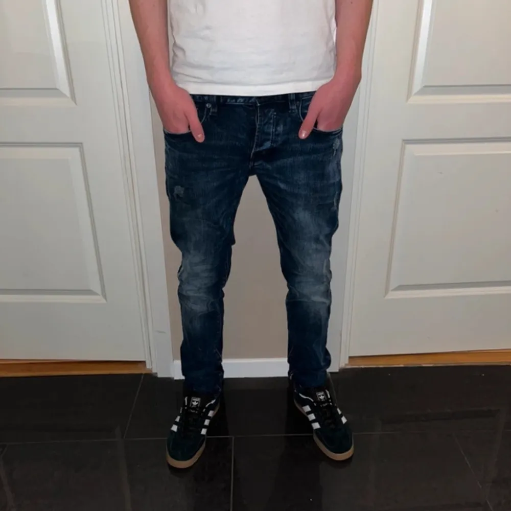 Goa jeans från Scotch & soada med riktigt snygga slitningar och snygg tvättad färg! 🍁 skulle säga att den sitter ungefär som storlek W30. Dem är större i midjan än vad storleken säger. Använda sparsamt helt utan skavanker. 🍁🍂Köpta för ca 1300kr . Farkut & Housut.