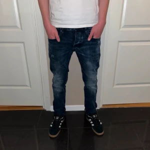 Scotch & soada jeans - Goa jeans från Scotch & soada med riktigt snygga slitningar och snygg tvättad färg! 🍁 skulle säga att den sitter ungefär som storlek W30. Dem är större i midjan än vad storleken säger. Använda sparsamt helt utan skavanker. 🍁🍂Köpta för ca 1300kr 