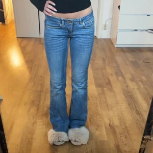 Bootcut jeans - Säljer ett par jätte snygga blå bootcut jeans i bra skick. Storlek 36 men passar mig som är 31-32 i midjan 💓 Säljs ej längre på Gina och sitter perfekt på mig som är 160cm!🌟