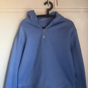 Half Zip Hoodie Med Luva - Storlek: S  Färg: Blå Märke: Zara  Använd: 2-3 gånger 