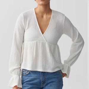 gina tricot blus - säljer denna blus från gina, aldrig använd. nypris 300🥰