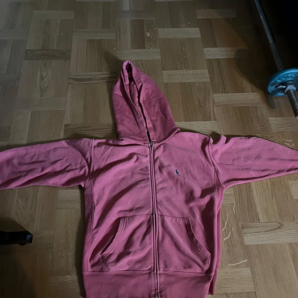 Den är i bra skick, knappast använd.. Hupparit & Collegepaidat.