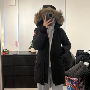 Canadagoose jacka - Säljer en svart Canada Goose äkta vinterjacka i modell Trillium parka i använt skick🩷. Jackan har en fluffig huva, jätte varm o perfekt för kalla vinterdagar. Fickor finns där uppe o nere som ni ser på bilden, stilren o super fin älskar den men köpt ny. Priset pga att den är väl använd o har lite slitningar men absolut inget stort. Inga hål eller liknande. 2xs i canadagoose strl🩷🩷