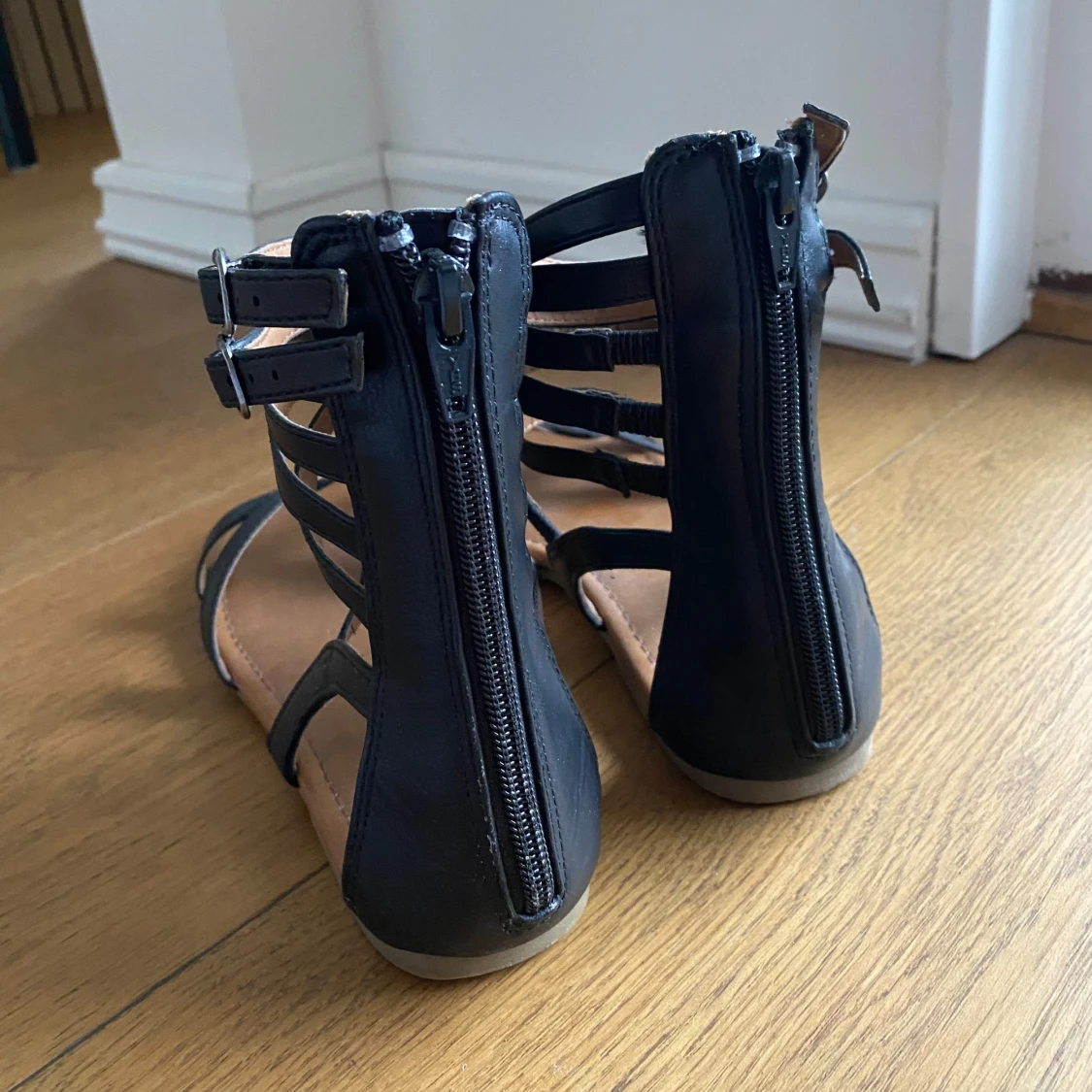 Platta lädersandaler - 91