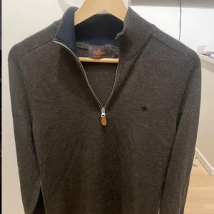 Brun tröja med dragkedja från Morris - Säljer en fet eftertraktad halfzip från Morris som inte passa. I princip nyskick utan prislapp, nypris ligger runt 1800. M men sitter som S