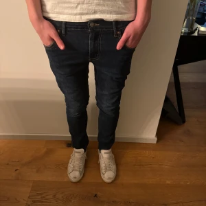 Mörkblå Levis 512 slim taper hyperflex - Säljer ett par Levis 512 i slim fit hyperflex, skick 9/10 passar 175-185. Storleken är 176