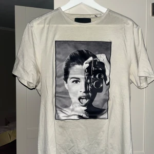 Limitato t shirt  - Limitato t shirt i väldigt bra skick (knappt använd) Skick: 10/10 Nypris: 1599:- Pris: 750:-