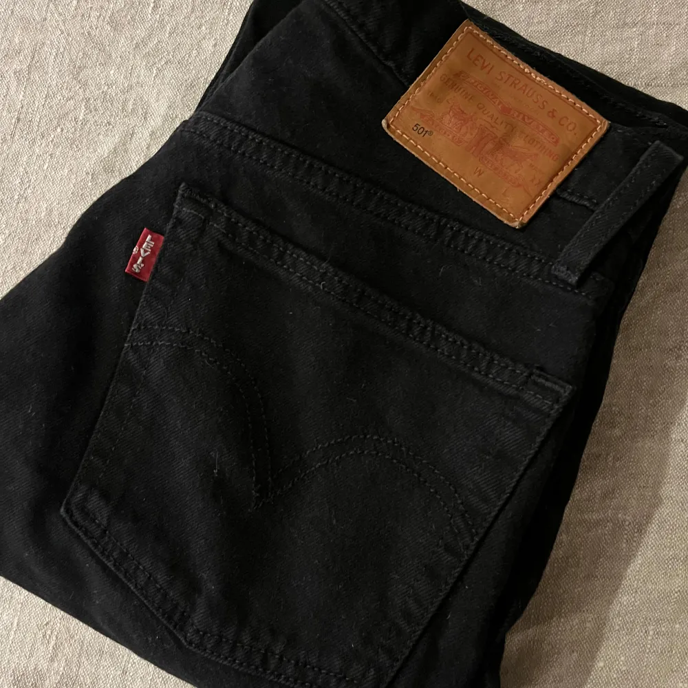 Säljer Levis jeans för killar. Jenssen är nästan aldrig använda och ser ut att vara helt nya   (Nypris 1149kr). Jeans & Byxor.