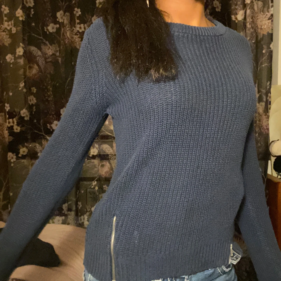 Mörkblå stickad tröja med dragkedjor