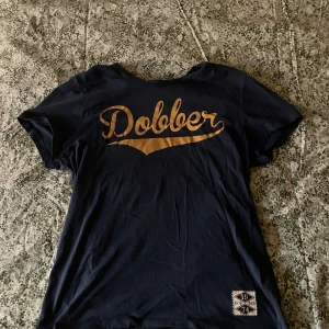T-shirt  - Skön T-shirt som är köpt secondhand. Dock bara använd en gång av mig och i väldigt bra skick. Sitter baggy 🤘Skriv vid frågor eller fler bilder ❤️