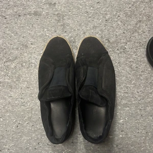 Svarta sneakers från Axel Arigato - Gammal arigato storlek 45-46, ganska dåligt skick så blir en billig peng om någon vill köpa!