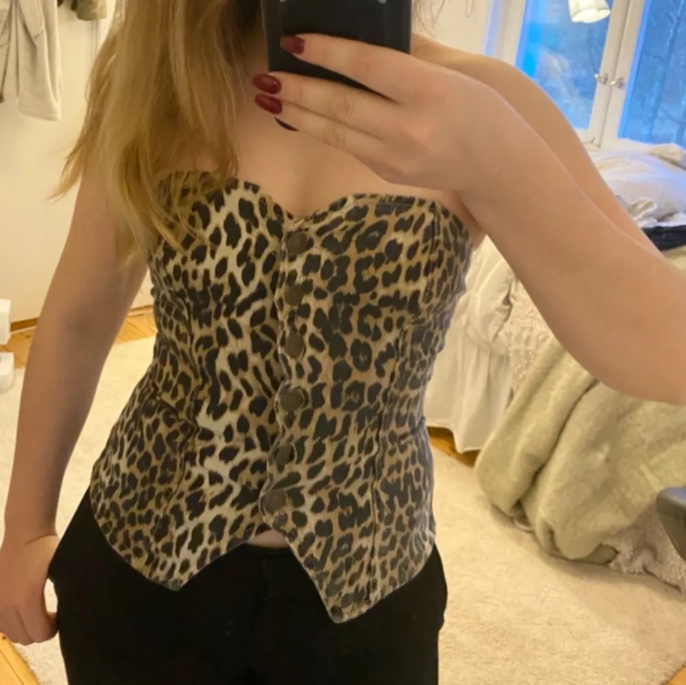 Säljer en supercool leopardmönstrad topp från Mango i storlek S. Den är axelbandslös och har knappar framtill. Perfekt för en utekväll eller fest! 🐆nypris 419kr. Toppar.