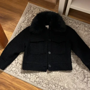 Mörkblå päls kappa  - Säljer en kappa som är för liten storlek är 146/152 passar perfekt om man är ganska liten.