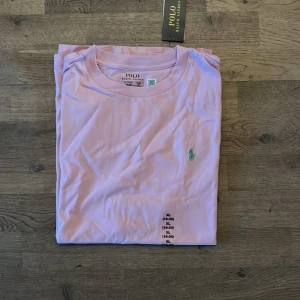 Polo T-shirt   S - T-shirten är helt oanvänd och skicket är 10/10. 