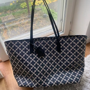 Malene Birger väska - Säljer min Malene Birger väska! Abigail modellen. Köpt för ca 2700:-  Den har syn på användning då spännet tyvärr inte är kvar, samt läderdetaljen där loggan sitter är repad och handtagen är lite repade också. Men som helhet är väskan ändå fin :)