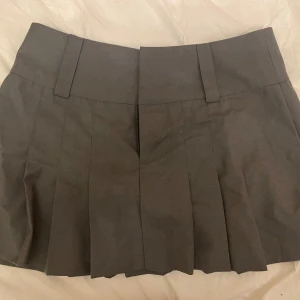 Kostym kjol kort söt - Bra skick, säljs för jag har växt ut den. Den är storlek M men tror att den är mer som en S. Hör av er om ni har frågor! 