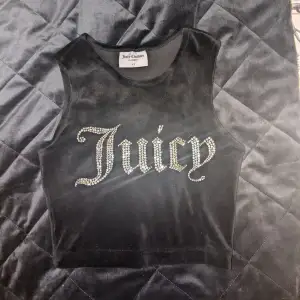 Säljer en snygg svart sammetstopp från Juicy Couture köpt i London för 750kr. Toppen är ärmlös och text med glittrande stenar på framsidan. ALDRIG använd! Superbra pris!!! Priset är inte hugget i sten❤️