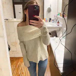 Säljer en supermysig beige stickad tröja med offshoulder-design. Perfekt för höst och vår när du vill vara både stilren och bekväm. Tröjan har långa ärmar och en lös passform som gör den lätt att matcha med jeans eller kjol. Ett måste i garderoben för alla som älskar en avslappnad men chic stil!