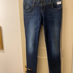 Pulz Blå jeansbyxor - Säljer ett par snygga blå jeansbyxor i mycket bra skick. De har en klassisk femficksdesign och en bekväm passform. Perfekta för både vardag och fest! 💙