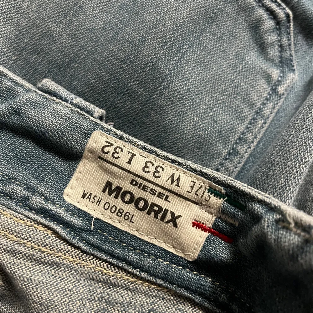 Helt nya ljusblåa jeans från Diesel i storlek W33 L32 , köpta för minst 25 år sedan. Jeans & Byxor.