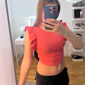 Gullig Zara topp💕 - En populär topp från Zara i korallfärg. Jätte fina gelanger och utan defekter!