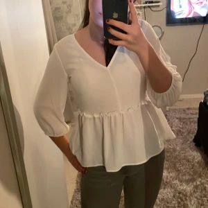 Blus - Söt blus! Det har trekvartslånga armar, v-ringad och den har det en volang i midjan🤍