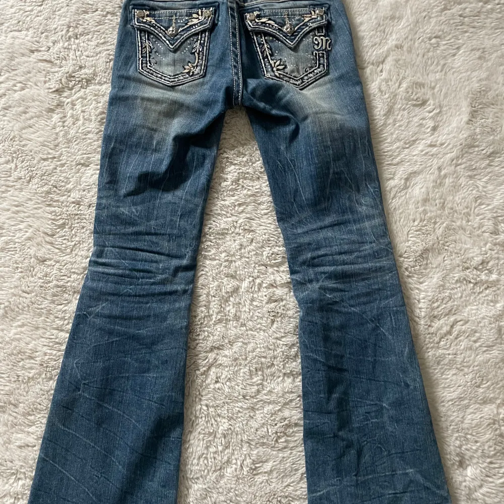 Jätte snygga lågmidjade miss me jeans som tyvärr är för tajta! Midjemått: 33cn rakt över och innerbenssömmen 78cm❤️. Jeans & Byxor.